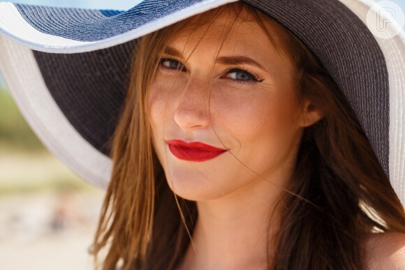Maquiagem pós-praia: batom vermelho e outras opções coloridas são bem-vindas para destacar ao visual
