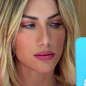 Giovanna Ewbank é fãs de cores neon, azul e rosa em vídeo compartilhado no Youtube nesta terça-feira, dia 12 de novembro de 2019