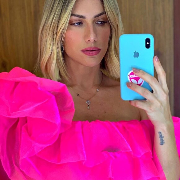 Giovanna Ewbank é fãs de cores neon, azul e rosa em vídeo compartilhado no Youtube nesta terça-feira, dia 12 de novembro de 2019