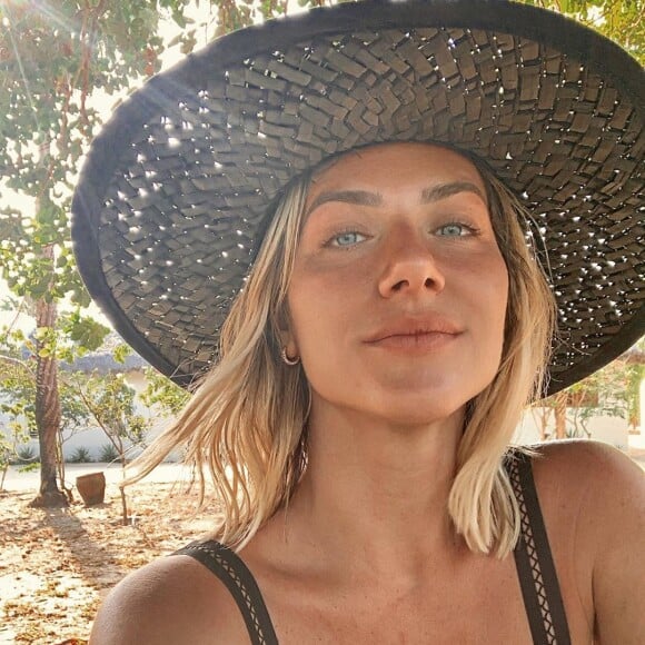 Giovanna Ewbank mostra ter mais de 11 chapéus em vídeo compartilhado no Youtube nesta terça-feira, dia 12 de novembro de 2019