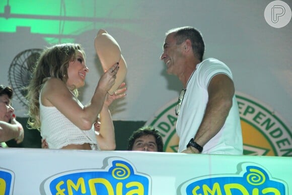Claudia Leitte se diverte com bumbum de plástico que ganhou do carnavalesco Paulo Barros