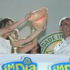 Claudia Leitte se diverte com bumbum de plástico que ganhou do carnavalesco Paulo Barros
