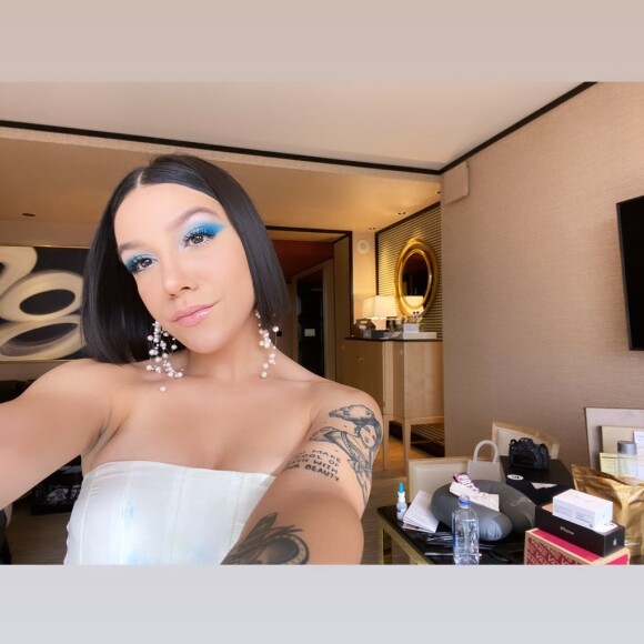 Priscilla Alcântara aposta em make colorida para prêmio nesta quinta-feira, dia 14 de novembro de 2019