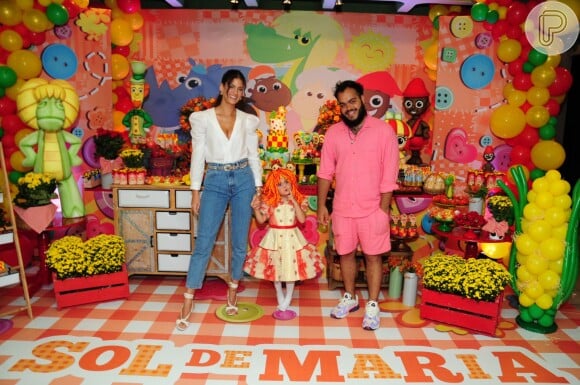 Sol de Maria posou com os pais, Francisco Gil e Laura Fernandez, em festa de aniversário