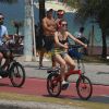 Bianca Bin aproveita tarde de sol no Rio para pedalar com o marido, Pedro Brandão