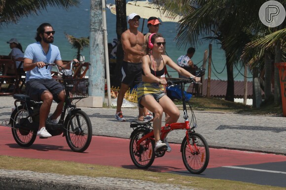 Bianca Bin aproveita tarde de sol no Rio para pedalar com o marido, Pedro Brandão