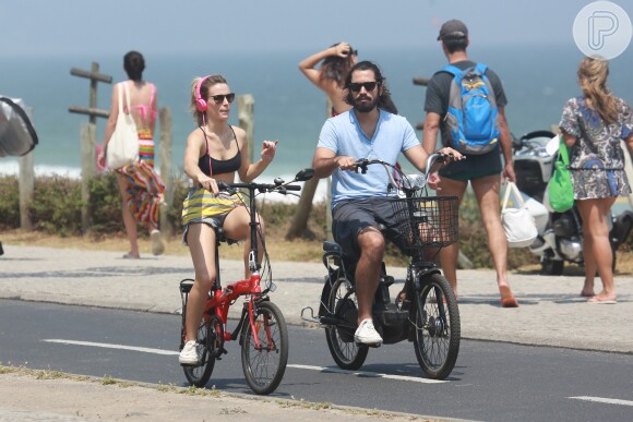 Bianca Bin, de 'Boogie Oogie', pedala na companhia do marido, Pedro Brandão, na orla da praia da Barra da Tijuca, Zona Oeste do Rio de Janeiro