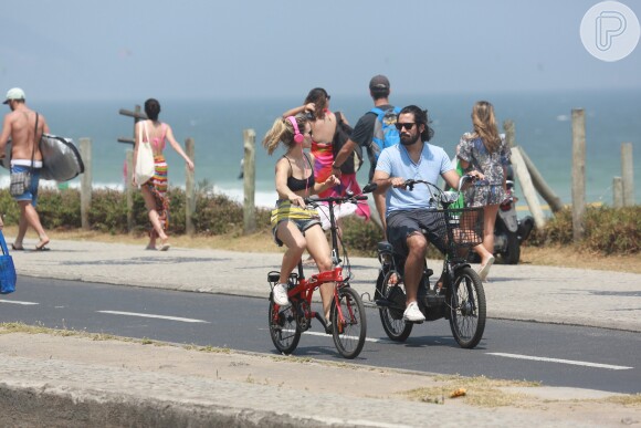 Bianca Bin, de 'Boogie Oogie', bate papo com o marido, Pedro Brandão, em tarde de passeio de bicicleta no Rio