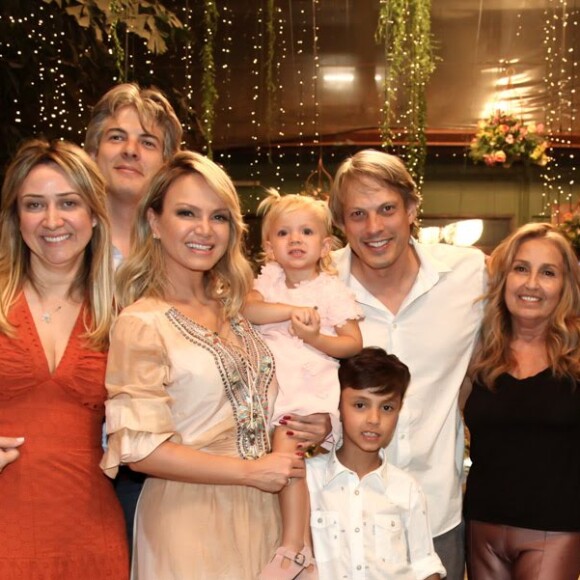 Eliana ganhou festa de aniversário surpresa ao lado dos filhos e noivo