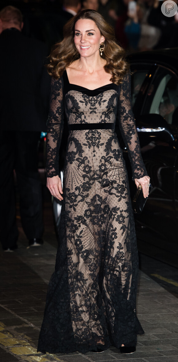 Kate Middleton aliou sobriedade e fashionismo com o look escolhido para noite no teatro