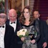 Kate Middleton não tem o hábito de usar preto, mas inovou nesta segunda-feira (18)