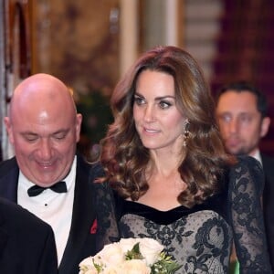 Kate Middleton não tem o hábito de usar preto, mas inovou nesta segunda-feira (18)