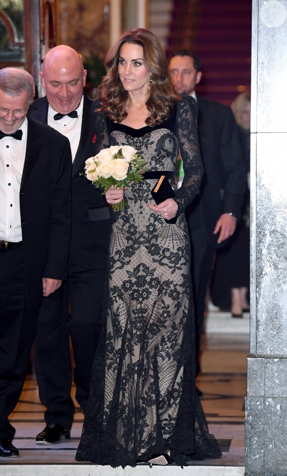 Kate Middleton não tem o hábito de usar preto, mas inovou nesta segunda-feira (18)