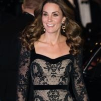 Renda e mangas bufantes: Kate Middleton vai ao teatro com look romântico. Fotos!