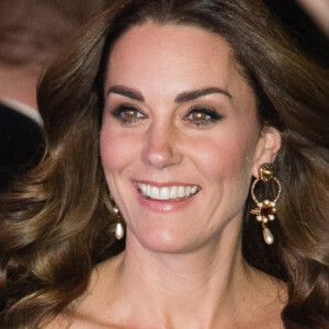 Kate Middleton esbanja elegância em vestido rendado em noite no teatro nesta segunda-feira, dia 18 de novembro de 2019