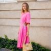 Vestido rosa no Réveillon: modelo com recorte na cintura é fashion e casual para curtir a virada na praia ou em casa com a família