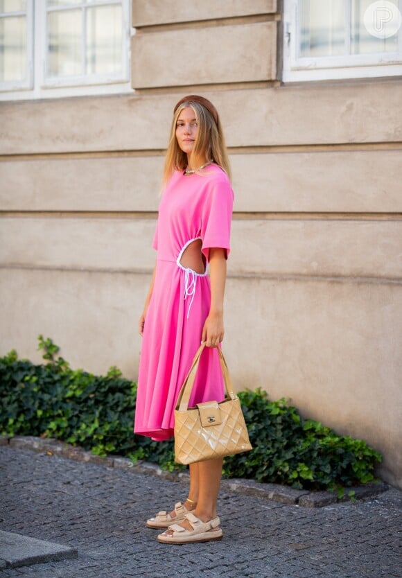 Vestido rosa no Réveillon: modelo com recorte na cintura é fashion e casual para curtir a virada na praia ou em casa com a família