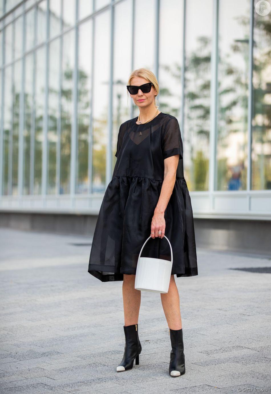 Vestido preto no Ano-Novo: aposte em um modelo transparente e amplo para curtir a virada do ano e atrair nobreza e poder