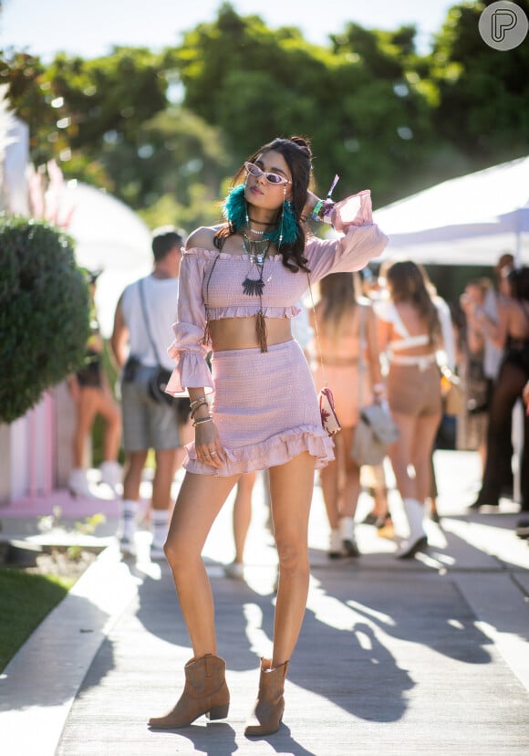 Look rosa no Ano-Novo: conjuntinho de saia com top cropped é casual para curtir uma festa com amigos na virada de 2020