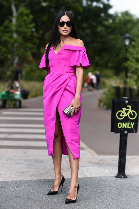 Vestido de festa: modelo com decote ombro a ombro na cor rosa pink é tendência para festa de Réveillon