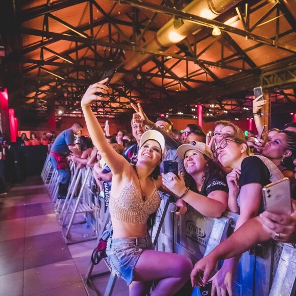 Maraisa, irmã de Maiara, posou com fãs durante show em São Paulo