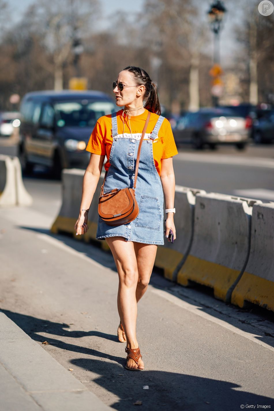 vestido jeans com camiseta por baixo