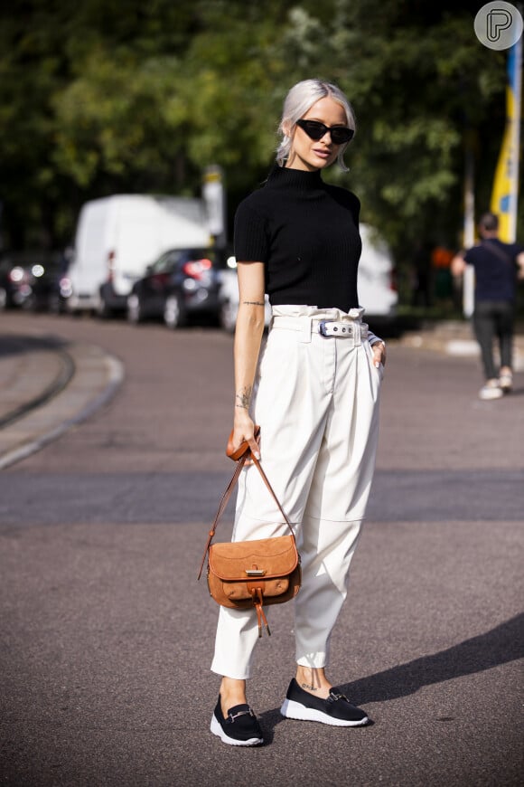 Calça branca: modelo clochard é mais elegante e pode ser combinado com uma camiseta preta para office look de verão