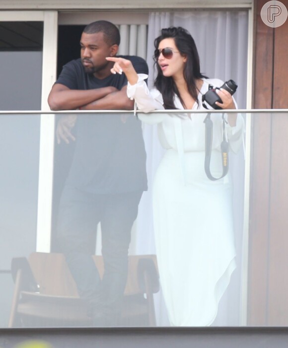 Kim Kardashian e kanye West curtem a vista da sacada do hotel no Rio de Janeiro