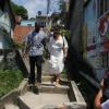 Kim Kardashian e Kanye West visitam favela do Rio