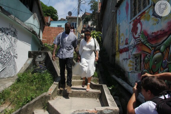 Kim Kardashian e Kanye West visitam favela do Rio
