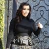 Kim Kardashian, grávida, escolhe roupa desfavorável à silhueta