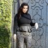 Kim Kardashian, com formas mais arredondadas devido à gravidez, usa roupa justinha