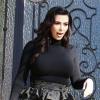 Kim Kardashian, grávida de 4 meses, opta por look apertadinho: blusa preta colada e calça com babados, em 22 de fevereiro de 2013