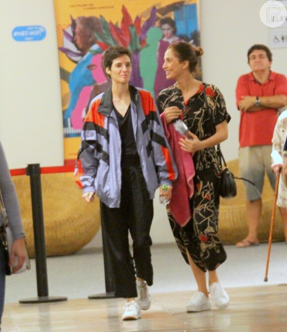 Camila Pitanga se diverte com a namorada, Beatriz Coelho, em shopping nesta sexta-feira, dia 22 de novembro de 2019
