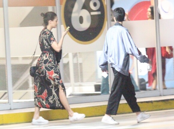 Camila Pitanga e namorada, Beatriz Coelho, passeiam em shopping nesta sexta-feira, dia 22 de novembro de 2019