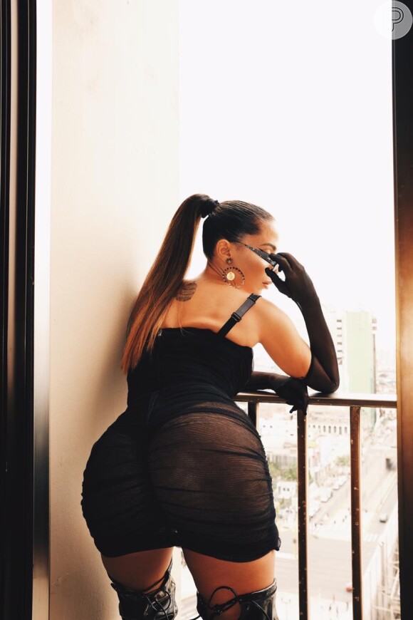 Anitta usou vestido curto com transparência da Dolce & Gabbana
