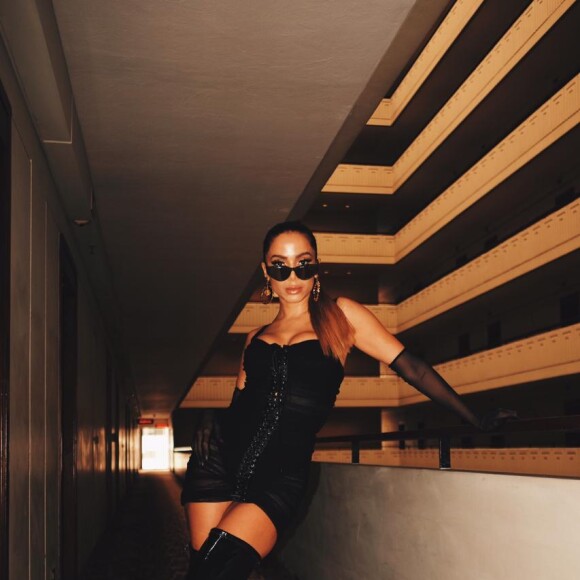 Anitta posou sensual para cliques antes de show