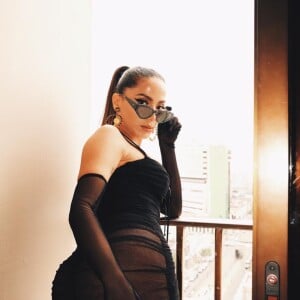 Anitta apostou em look com look, bota e óculos escuros para show