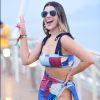 Ex-BBB Vivian Amorim apostou em conjunto de top e saia pareô com estampa colorida geométrica
