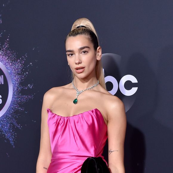 O vestido pink usado por Dua Lipa no tapete vermelho do AMA's 2019 é inspiração para look de festas