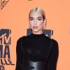 No MTV EMA's 2019, na Espanha, Dua Lipa apostou no look all black, mas com pegada fashionista com a fenda lateral