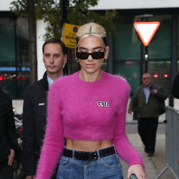 A calça jeans baggy, que tem modelagem reta e bem larguinha, é uma das queridinhas de Dua Lipa no dia a dia