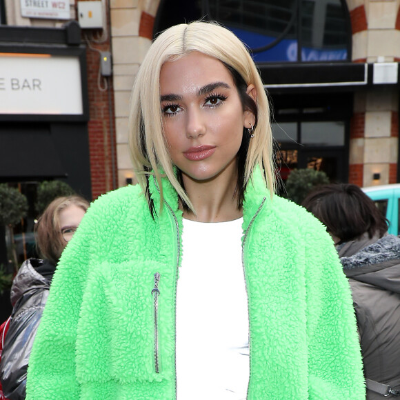 Neon e color blocking: Dua Lipa prova que dá para combinar duas trends de moda em um look só