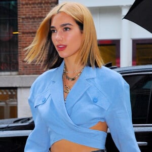 7 looks de Dua lipa para você se inspirar e arrasar nas tendências de moda!