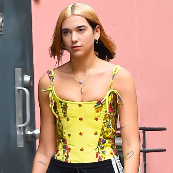 Combinar body e calça sport com tênis é um dos truques de moda de Dua Lipa