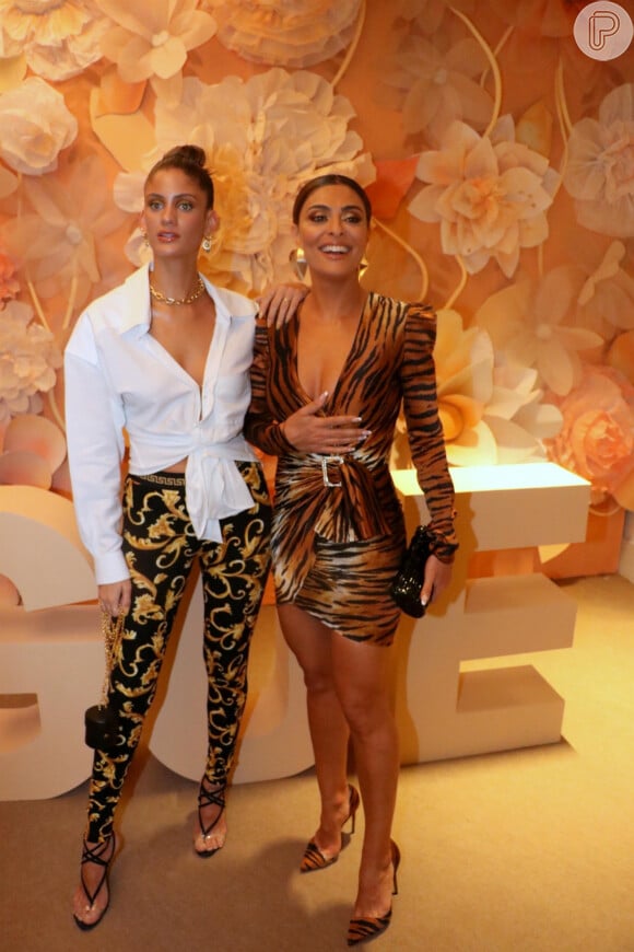 Juliana Paes se reúne com Laura Fernandez, nora da cantora Preta Gil, em desfile da Vogue Magazine, no Rio Design, Leblon, Rio de Janeiro, na noite desta terça-feira, 26 de novembro de 2019