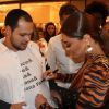 Juliana Paes é tietada e autografa camiseta de fã em desfile de moda