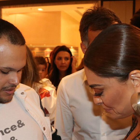 Juliana Paes é tietada e autografa camiseta de fã em desfile de moda