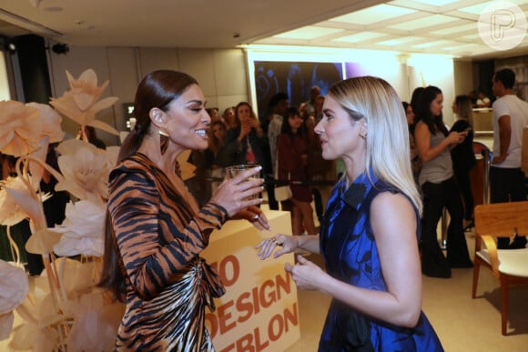 Juliana Paes mostra cabelo ultralongo em desfile de moda e reencontra Monique Alfradique