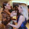 Juliana Paes se diverte Monique Alfradique em desfile de moda. As duas atrizes estiveram no elenco de 'A Dona do Pedaço'